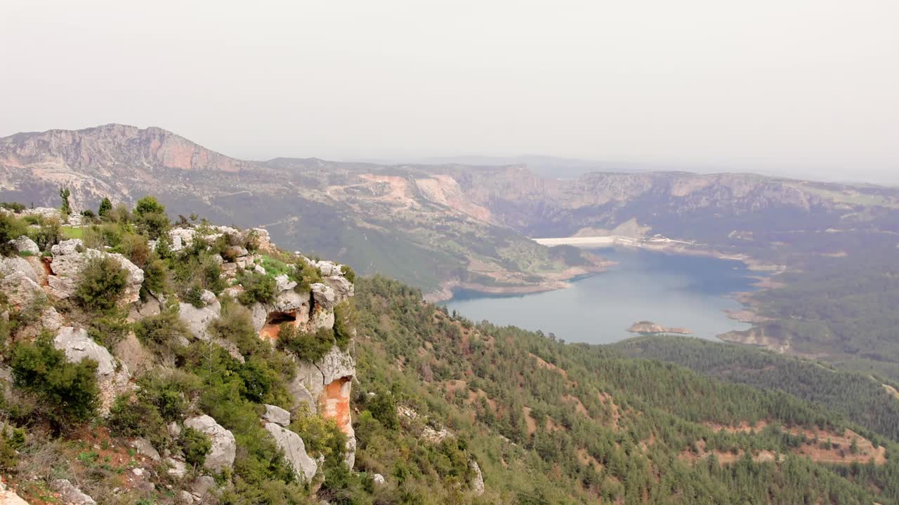 全景视频捕捉山，山谷景观与湖泊。以山地、山谷地形为特色。理想的项目需要山，山谷景观视频素材