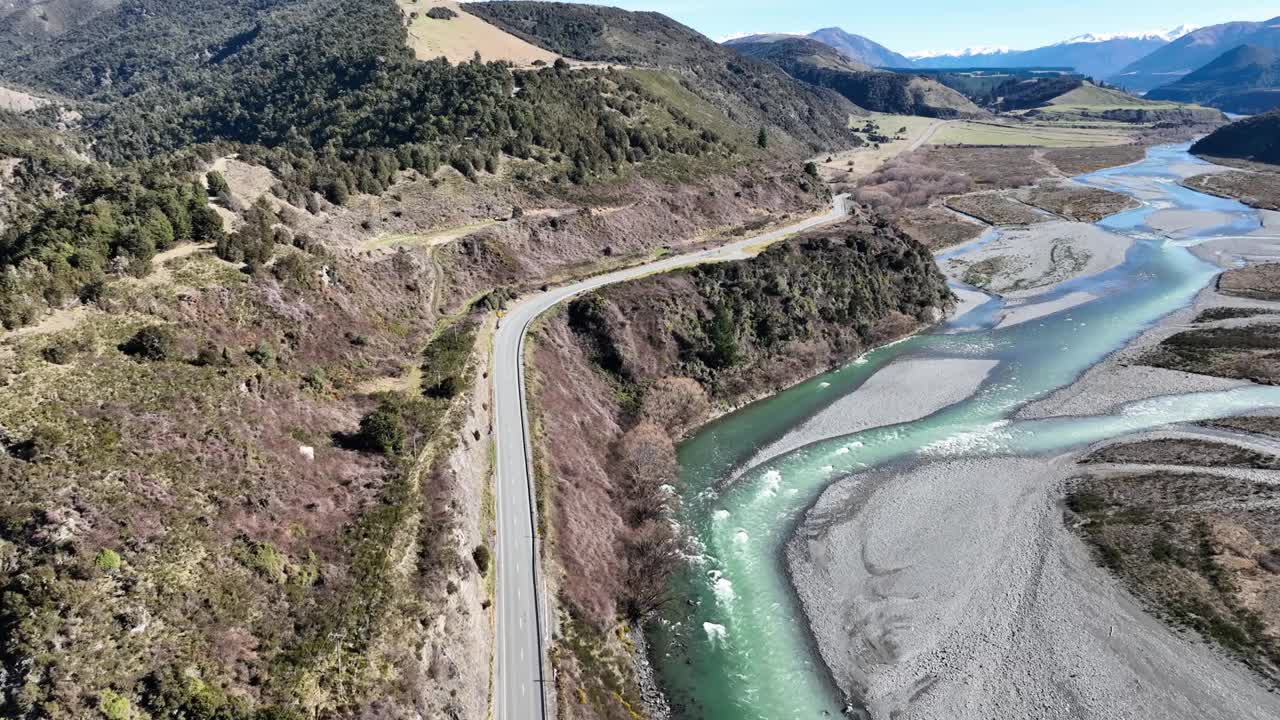 从空中拍摄的辫状的怀奥河流经山下的干谷视频下载