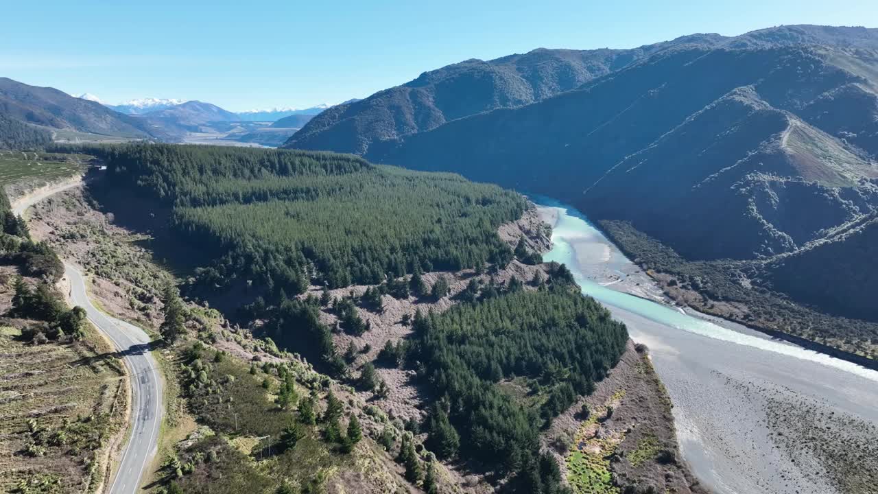 从空中拍摄的辫状的怀奥河流经山下的干谷视频下载