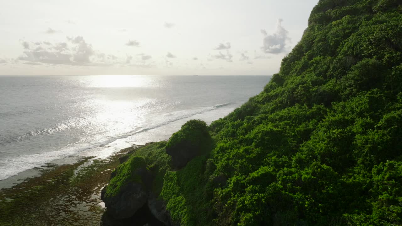 从海洋的悬崖上看，天空与自然景观中的液体地平线相遇视频素材