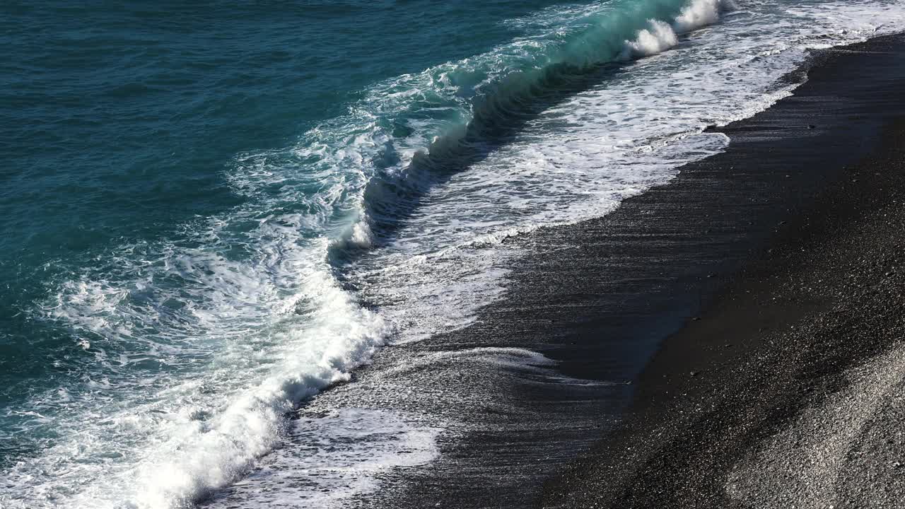 海浪飞溅。慢动作视频素材