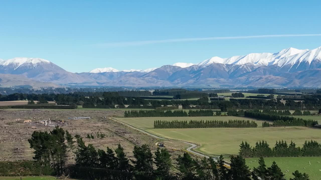 南阿尔卑斯山阴影下的新西兰南岛农田视频下载