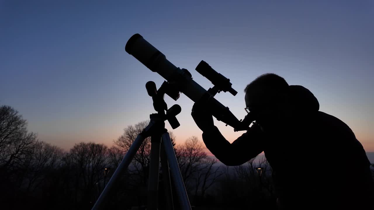 业余天文爱好者用望远镜观察夜空，观察行星、恒星、月亮和其他天体。视频素材