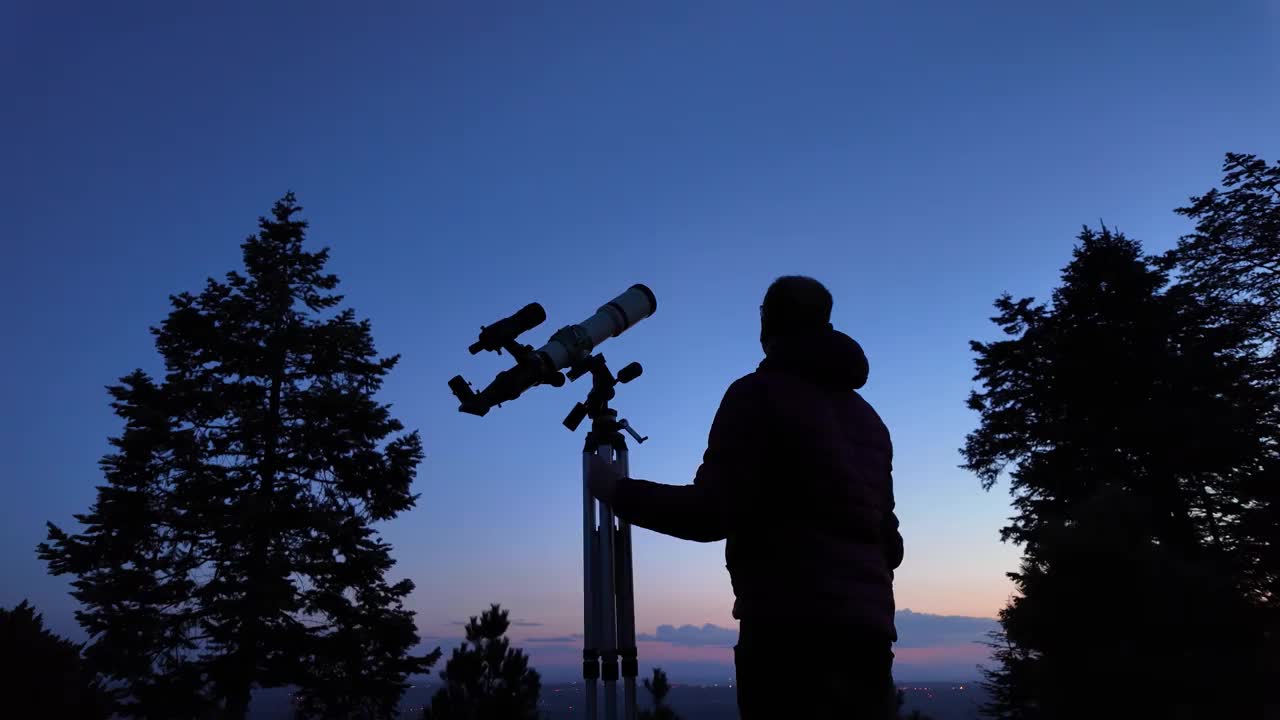 业余天文爱好者用望远镜观察夜空，观察行星、恒星、月亮和其他天体。视频素材