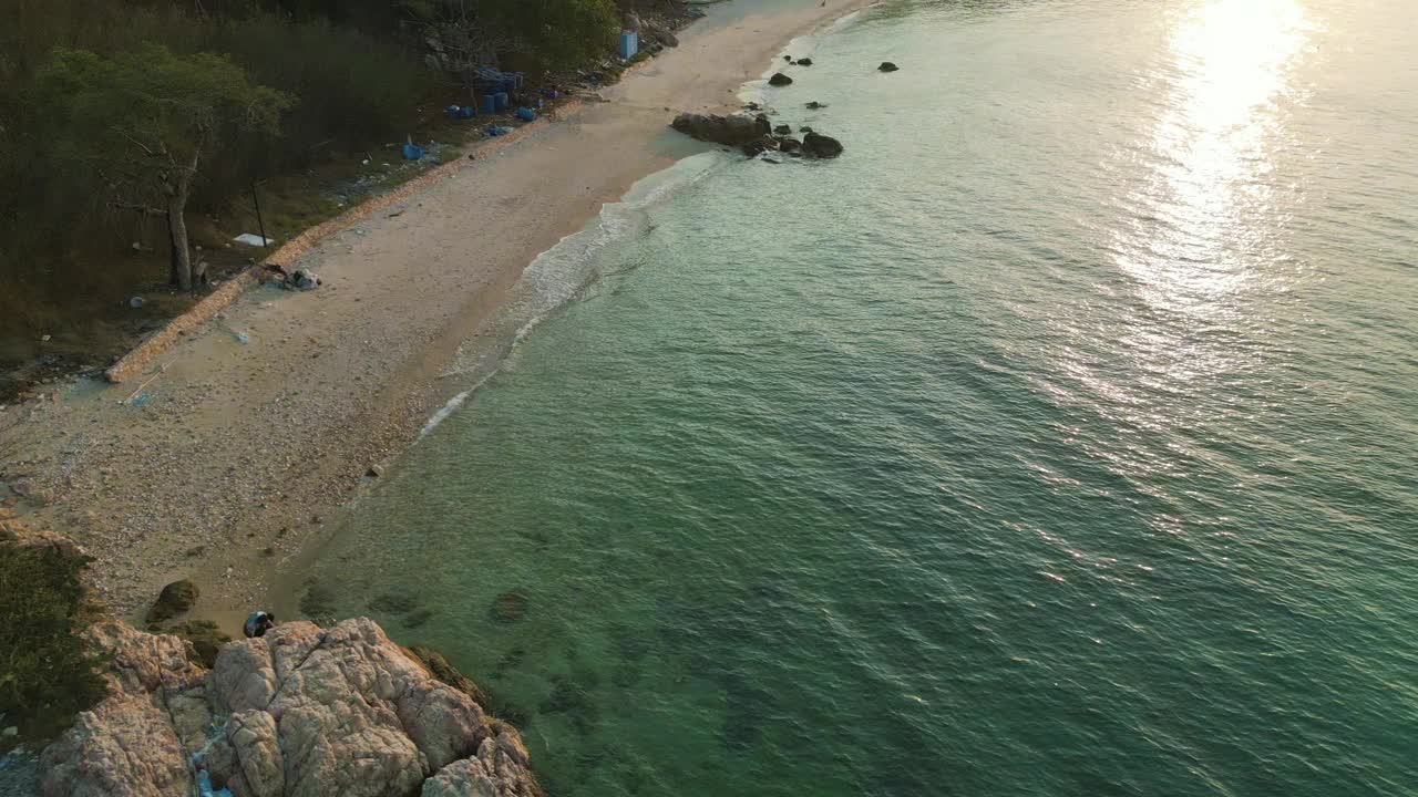 鸟瞰海滩上的热带雨林海岛暑假视频素材