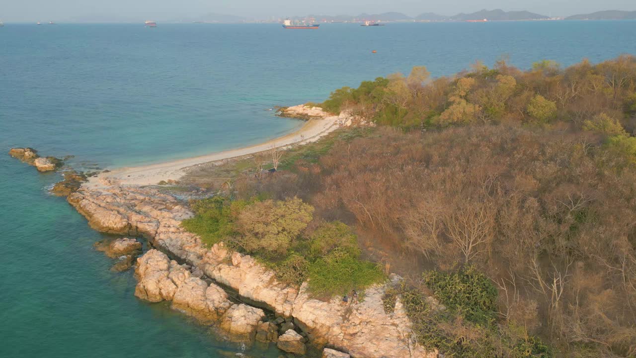 鸟瞰海滩上的热带雨林海岛暑假视频素材