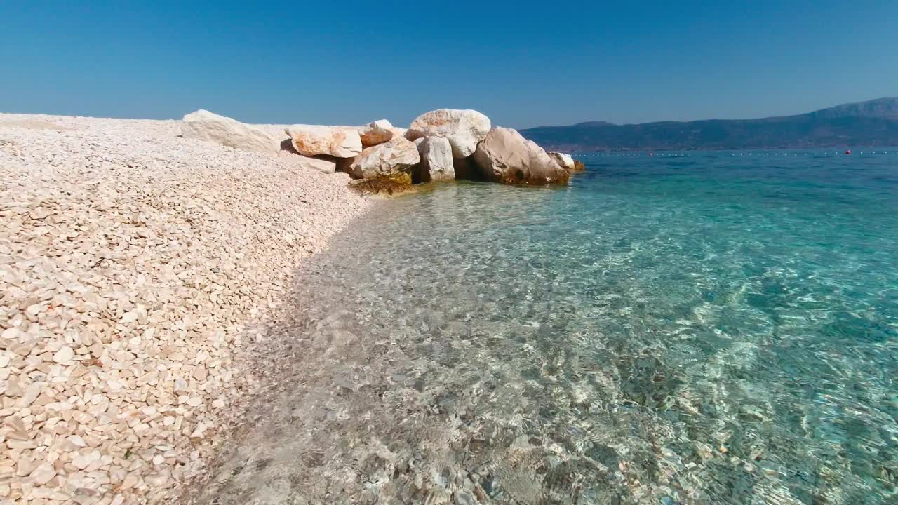 克罗地亚初夏清晨的海滩视频素材