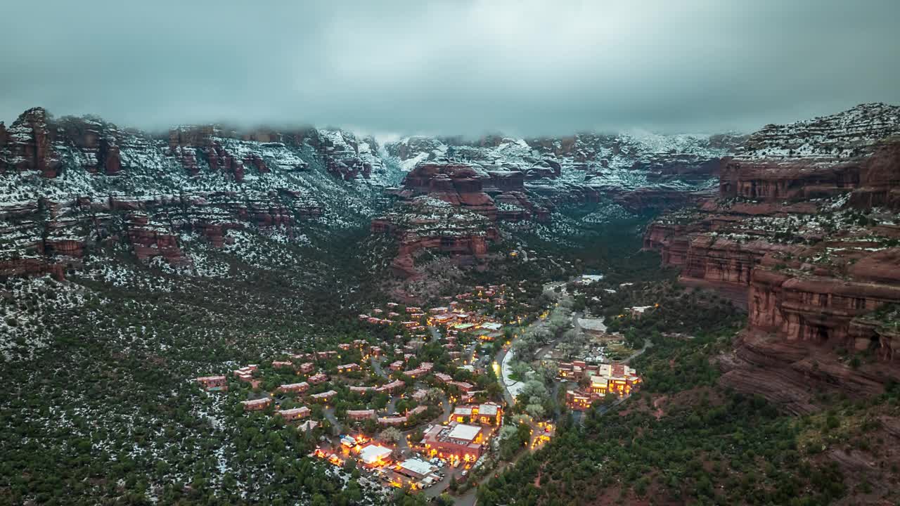 美国亚利桑那州塞多纳的博因顿峡谷路，冰雪覆盖的迷人度假村。-无人机延时视频素材