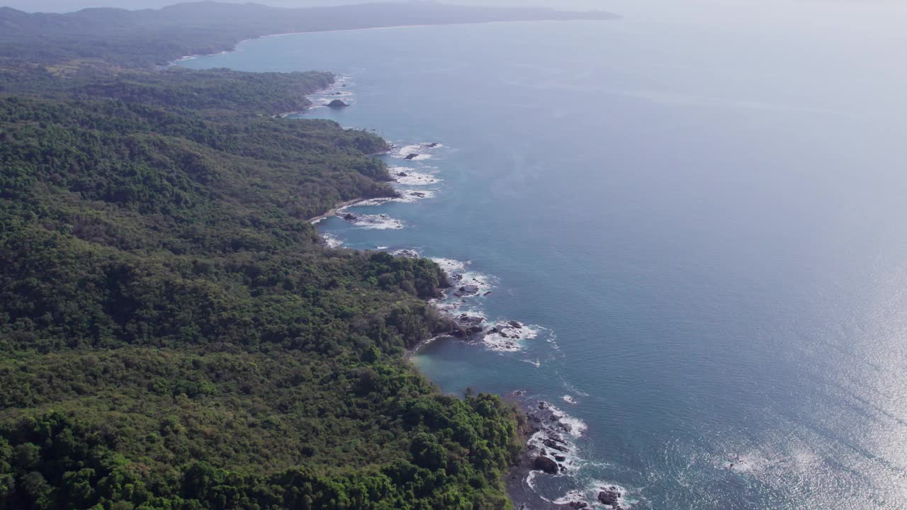 太平洋海浪冲击塞巴科岛海岸线的航拍照片视频素材