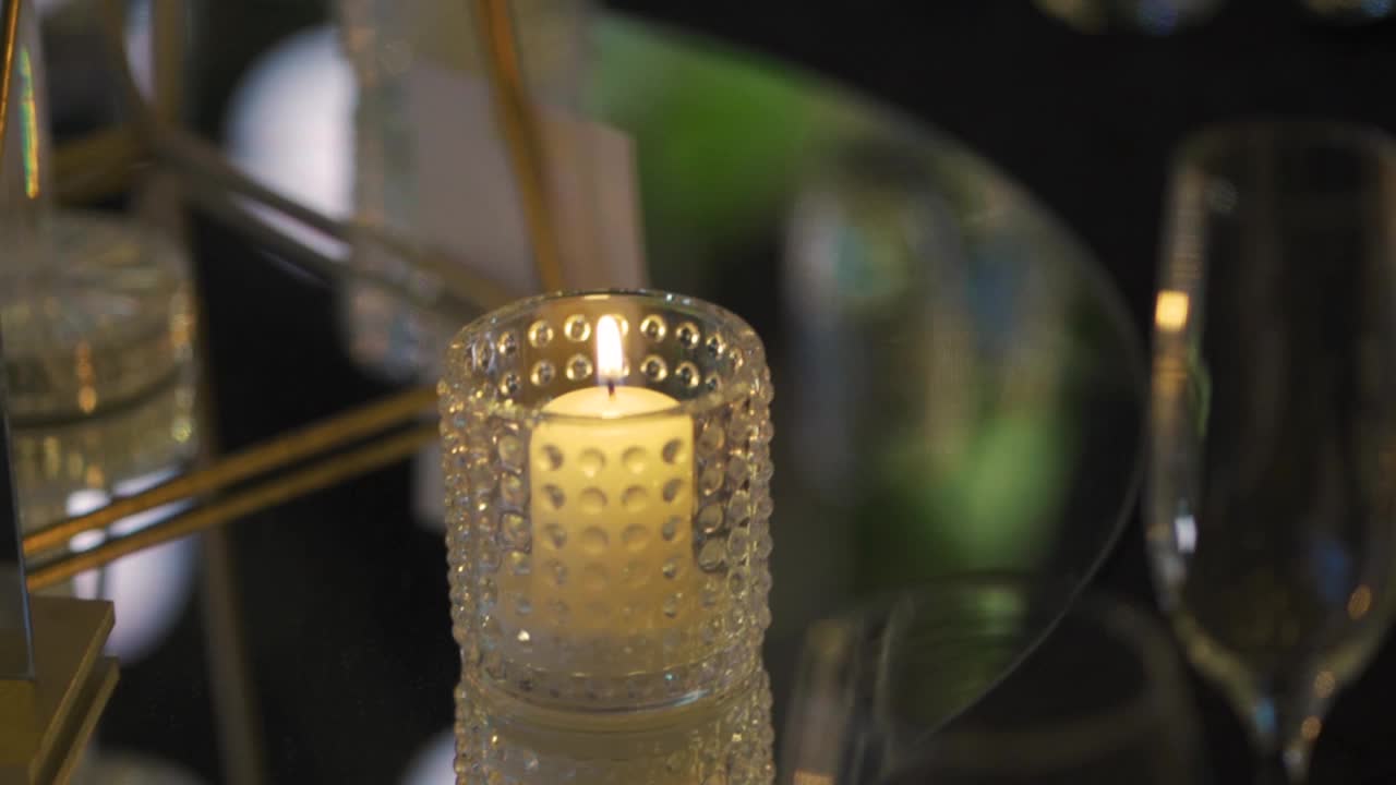 优雅的婚礼餐桌装饰，玻璃容器中的蜡烛视频素材