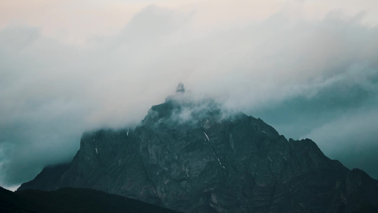 乌斯怀亚附近的山峰上的云在火地岛，阿根廷，巴塔哥尼亚。静态的照片视频素材