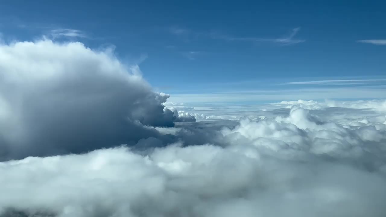 飞行员在暴风雨的天空中实时飞行时的视角。天空湛蓝的白天。4 k视频素材