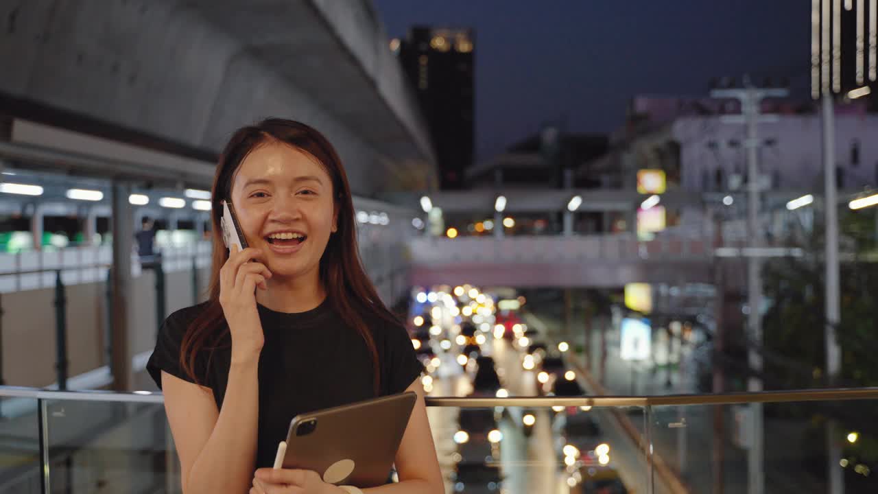 年轻的亚洲自由职业者在市中心旅行时使用iPhone。这个概念是，工作场所在任何地方，一切都是互联网，在思考和生活，城市生活中有自由。视频素材