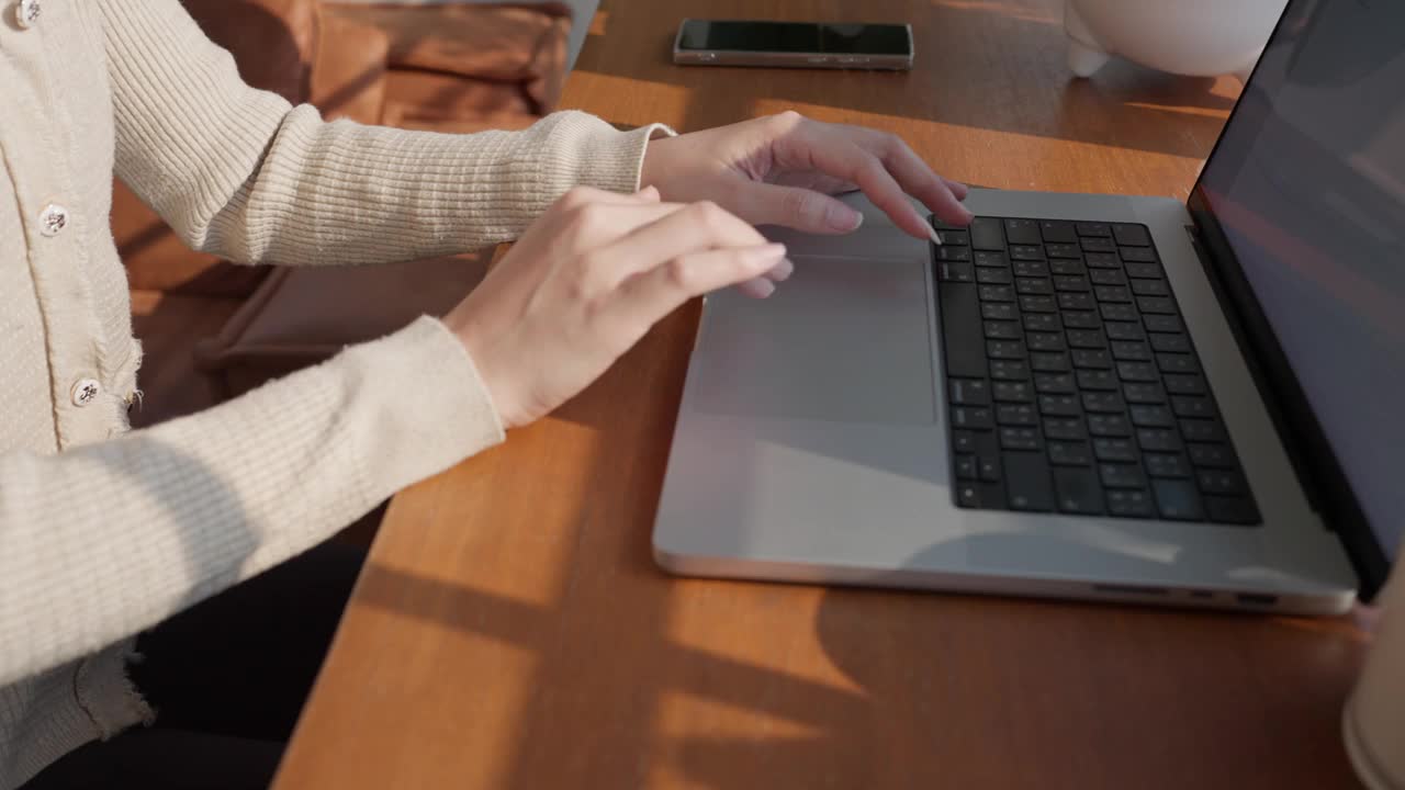 一位女士正在笔记本电脑上打字视频素材