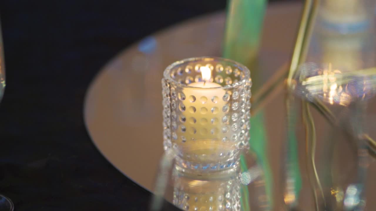 餐桌上美丽的蜡烛点缀着婚礼上的节日晚餐视频素材