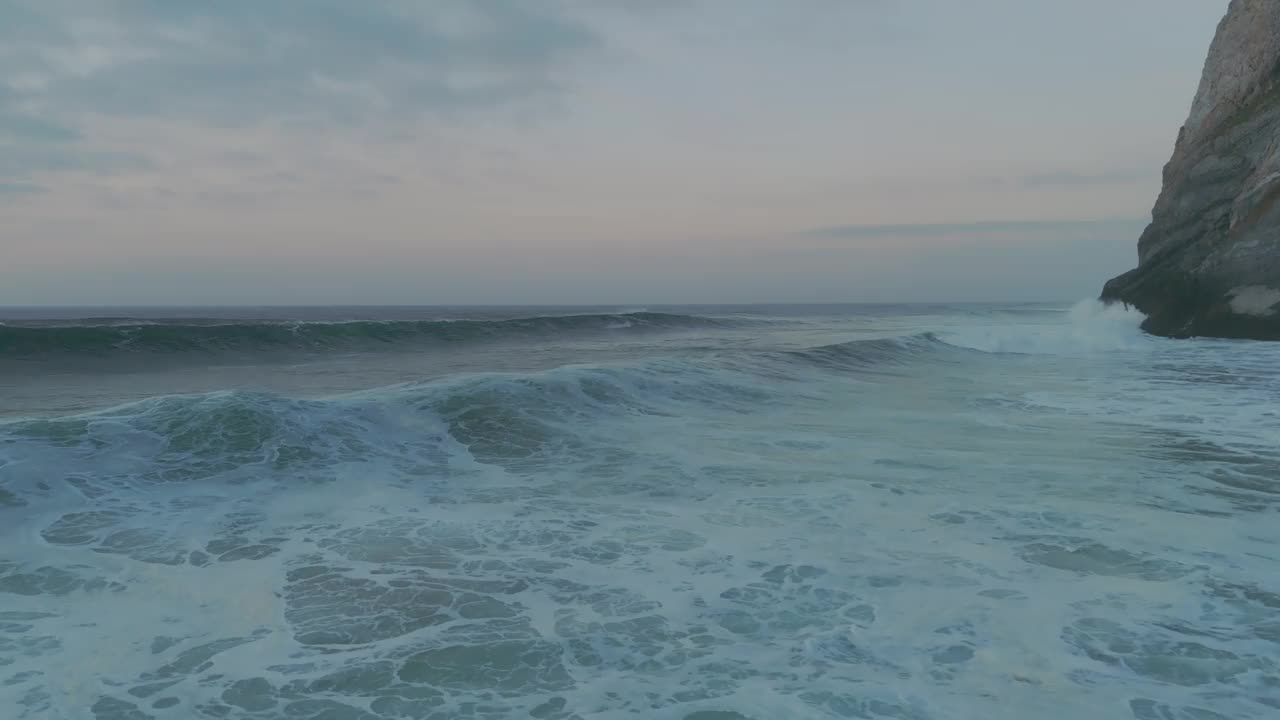 葡萄牙乌尔萨海滩蔚蓝时刻的海浪。无人机拍摄的视频素材