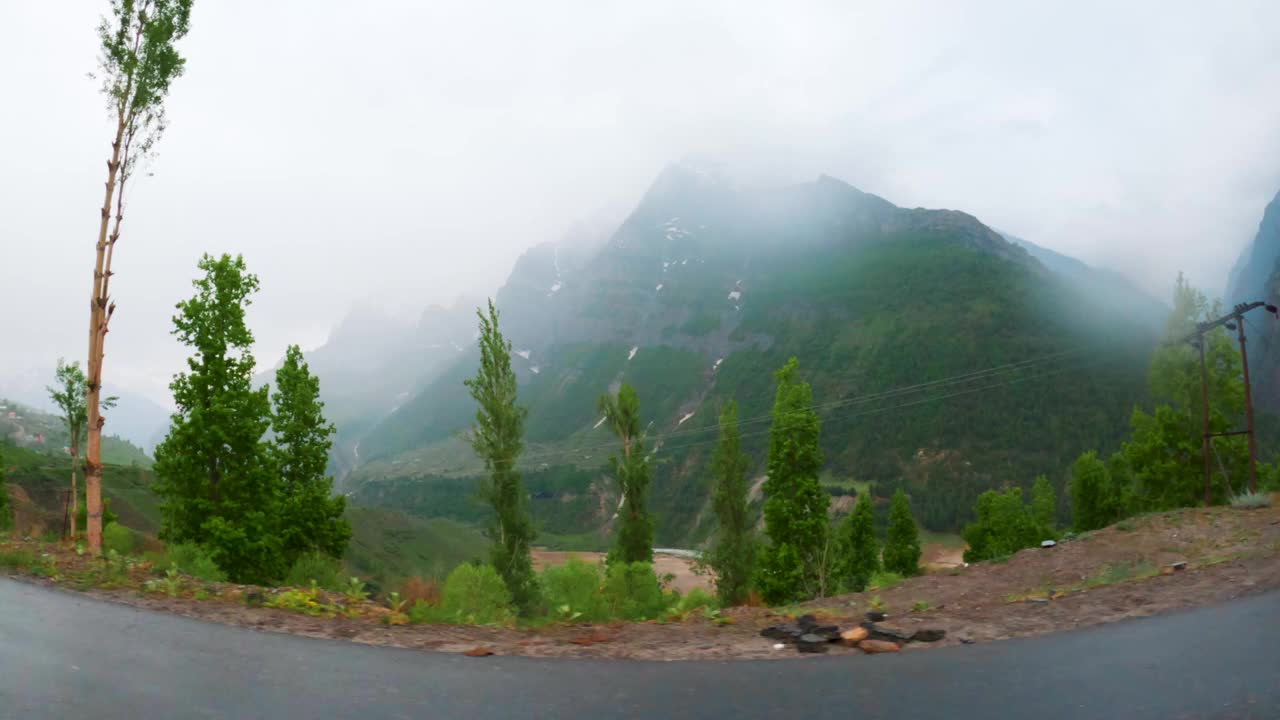 在印度喜马偕尔邦拉胡尔的公路旅行中，天空多云的群山的4K视图。季风季节，山区雨天。旅游，冒险和假期的概念。视频素材