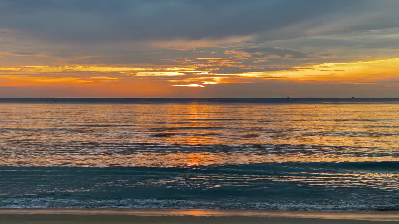 壮观的日落天空在海上视频素材