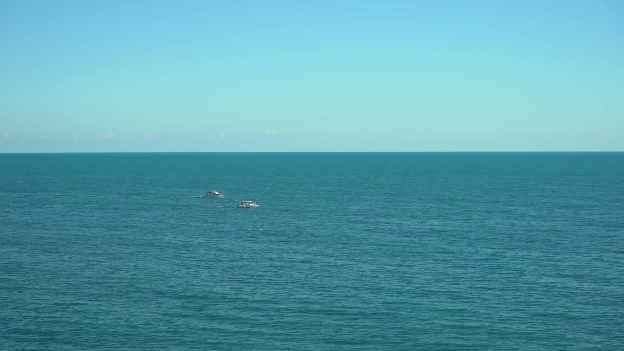 大海和蓝天。游艇船视频素材