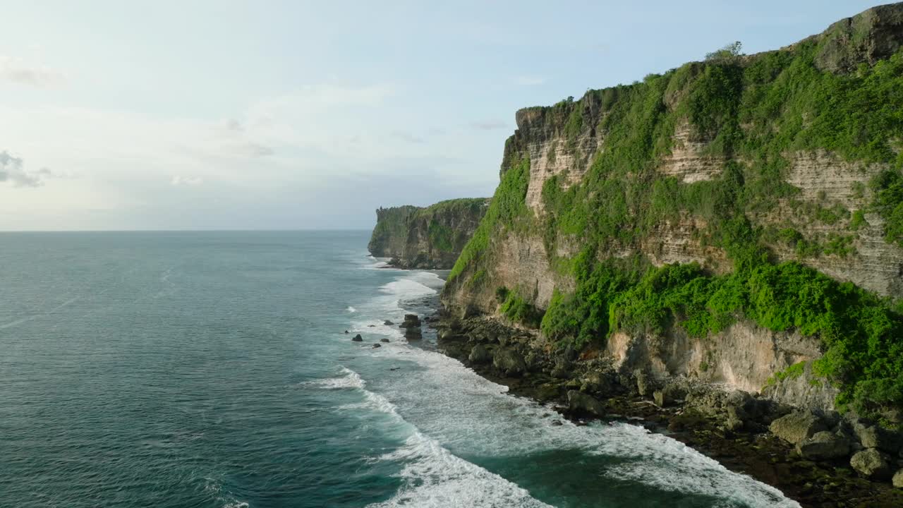 从海洋的悬崖上看，天空与自然景观中的液体地平线相遇视频素材