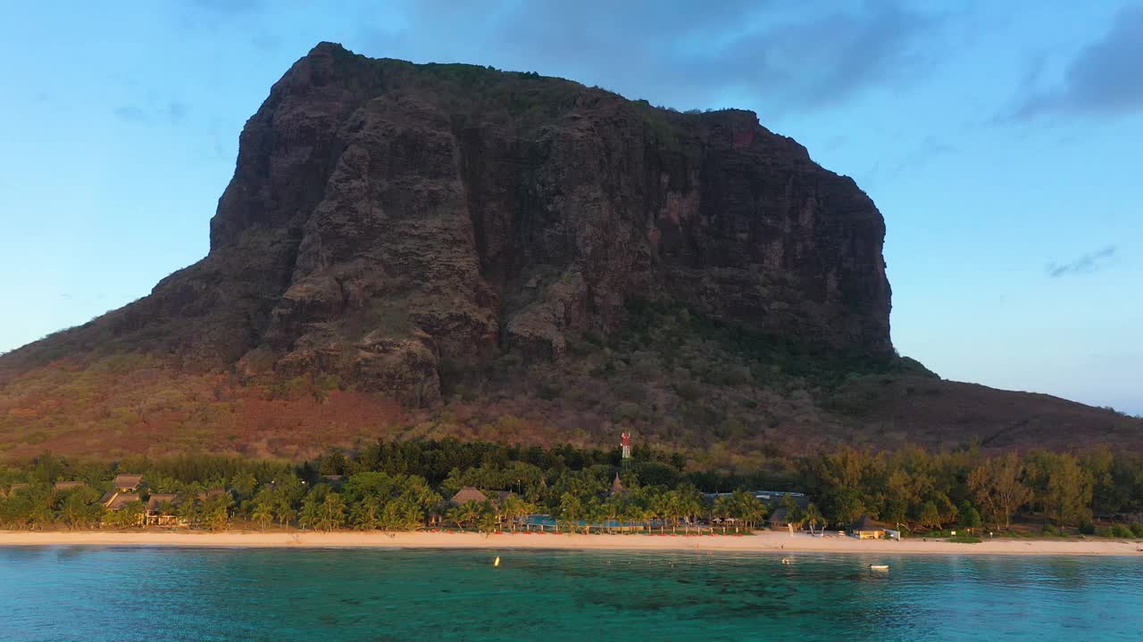 毛里求斯布拉班特山鸟瞰图。热带水晶海洋与莫纳山和豪华海滩在毛里求斯。莫纳海滩，棕榈树，白色的沙滩和豪华的度假胜地，毛里求斯。视频素材