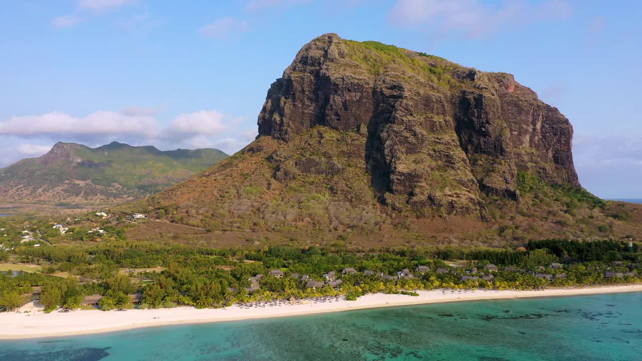 毛里求斯布拉班特山鸟瞰图。热带水晶海洋与莫纳山和豪华海滩在毛里求斯。莫纳海滩，棕榈树，白色的沙滩和豪华的度假胜地，毛里求斯。视频素材