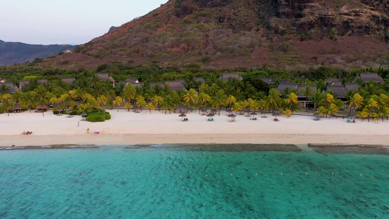 热带风光，美丽的海滩毛里求斯岛，莫纳，流行的豪华度假胜地。莫纳海滩豪华度假村，毛里求斯。毛里求斯的豪华海滩，沙滩上有棕榈树和蓝色的海洋。视频素材