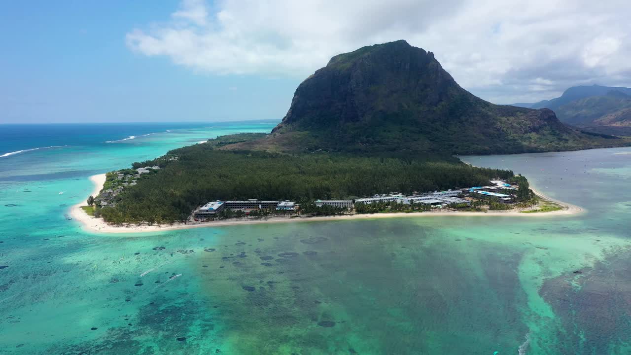 鸟瞰毛里求斯岛全景和著名的布拉班特山，美丽的蓝色泻湖和水下瀑布。毛里求斯布拉班特山鸟瞰图。视频素材