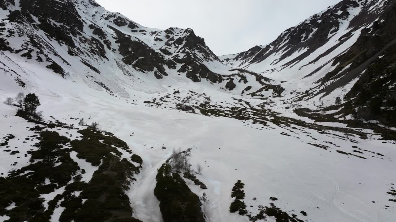 部分积雪覆盖的峡谷适合春末自由骑行。视频素材