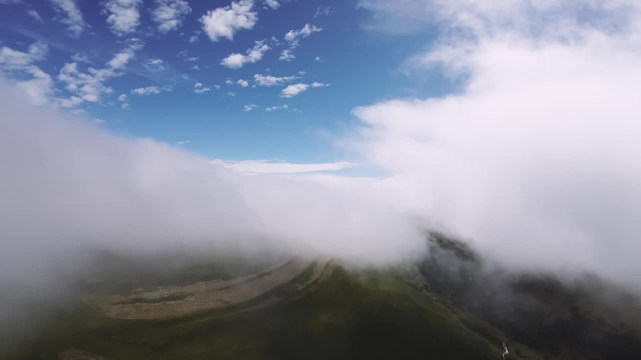 透过云层飞行的鸟瞰图。视频素材