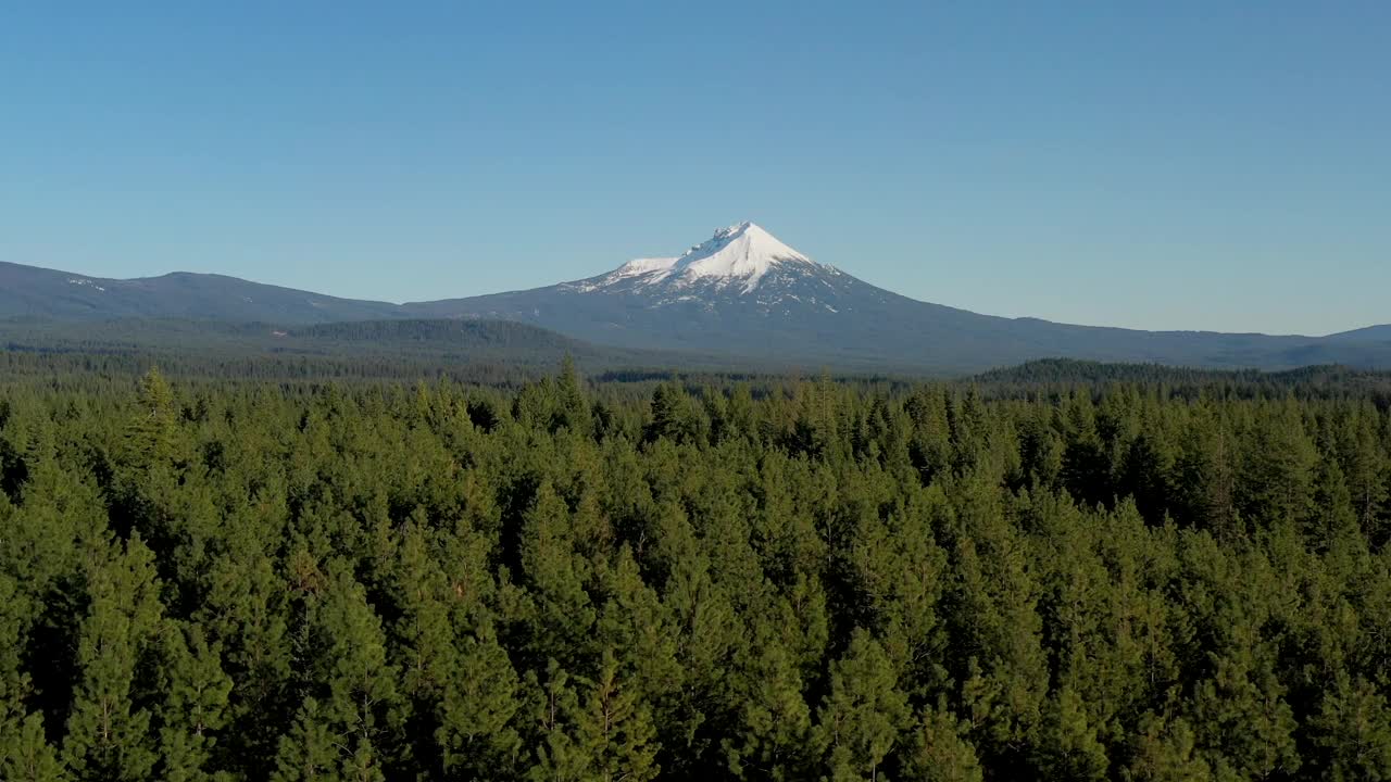 山峰:远处有一个大山峰的山脉视频素材