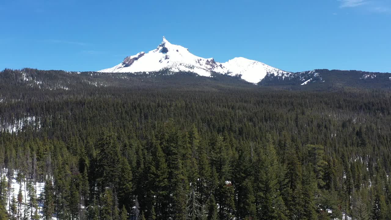 山顶有雪，天空湛蓝的山脉视频素材