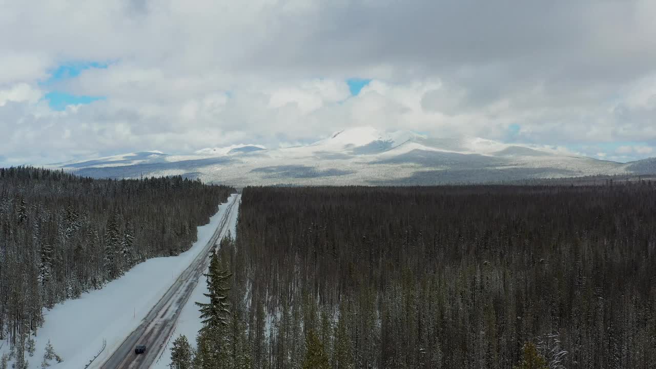 公路后面远处可以看到一座雪山视频素材