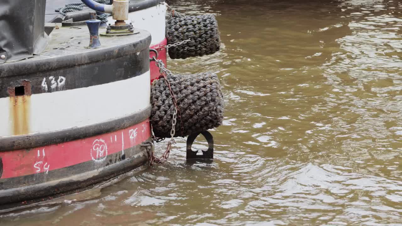 运河上窄船的船体特写视频下载