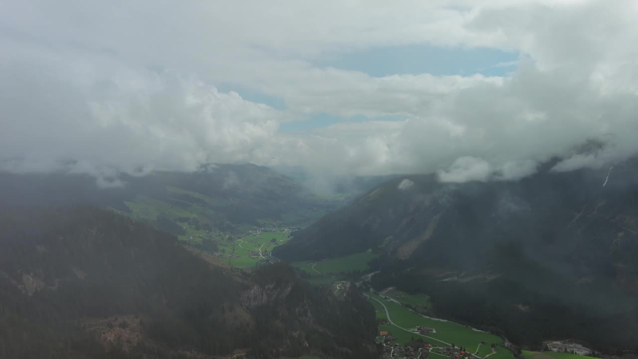 村庄在山谷和高山在阿尔卑斯山视频素材