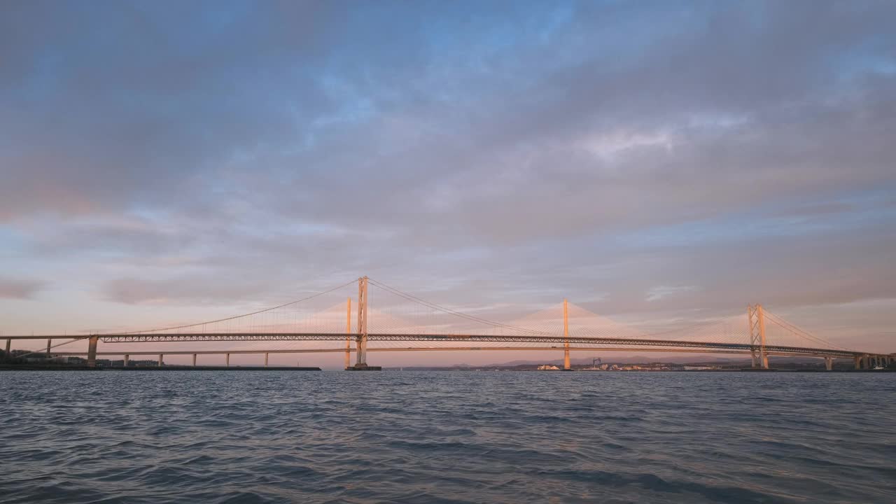 两座桥的静态剪辑和夕阳反射在海水中视频下载