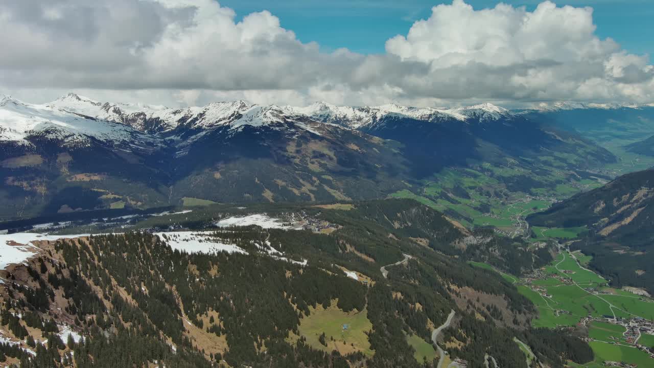 村庄在山谷和高山在阿尔卑斯山视频素材