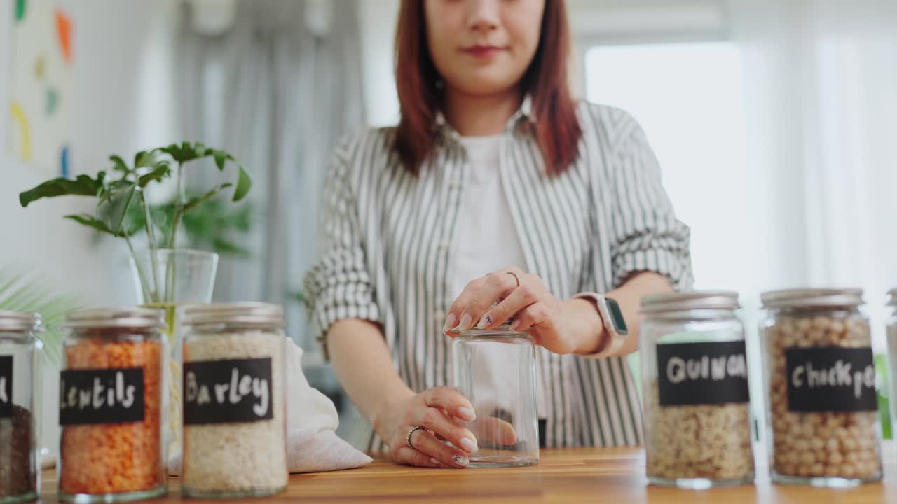 近距离用红豆填充玻璃罐容器健康饮食，购买有机谷物与可重复使用的天然零废物环保可持续食品包装环保在可持续的无塑料杂货店视频素材