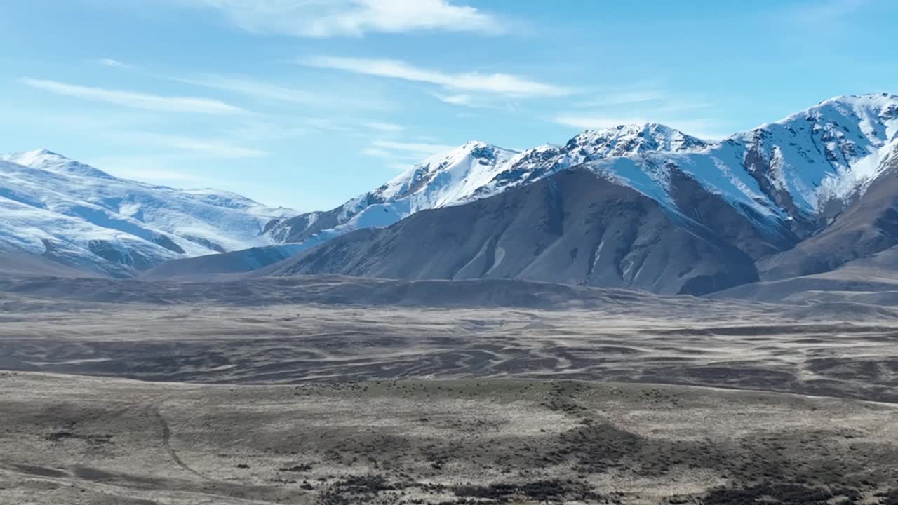 特卡波湖的空中山景和农业景观视频下载