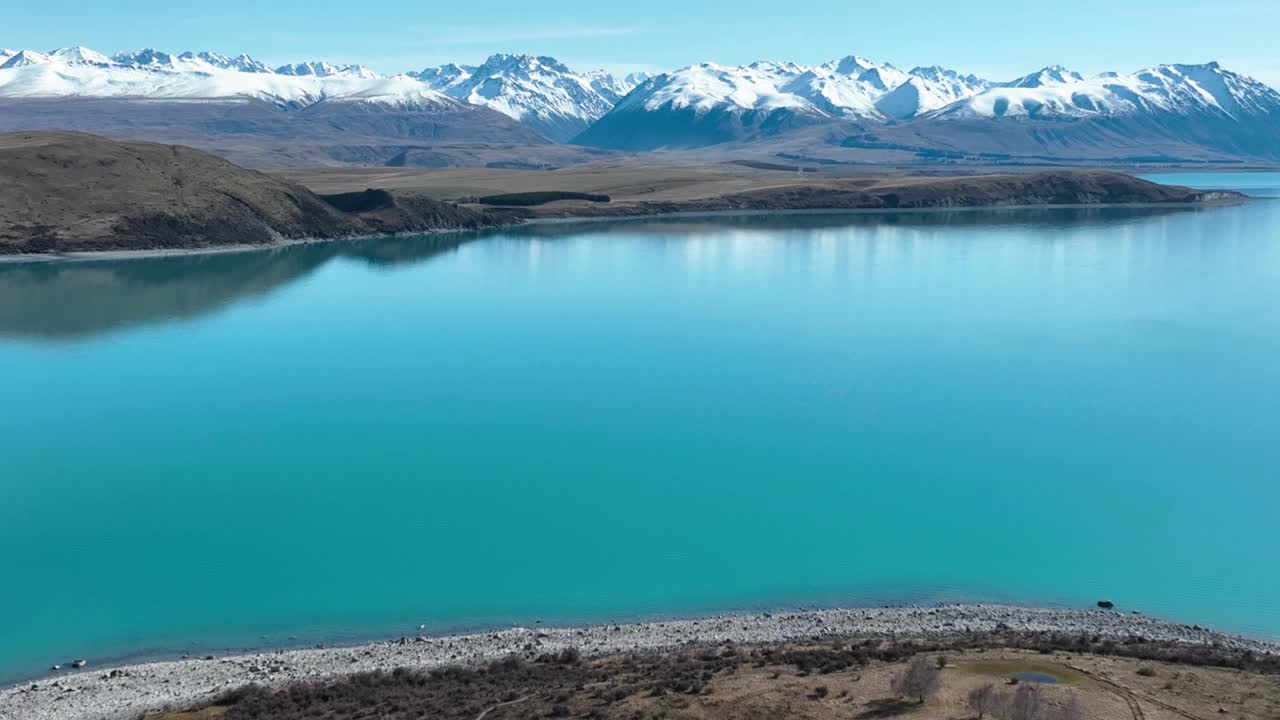 特卡波湖的空中山景和农业景观视频下载