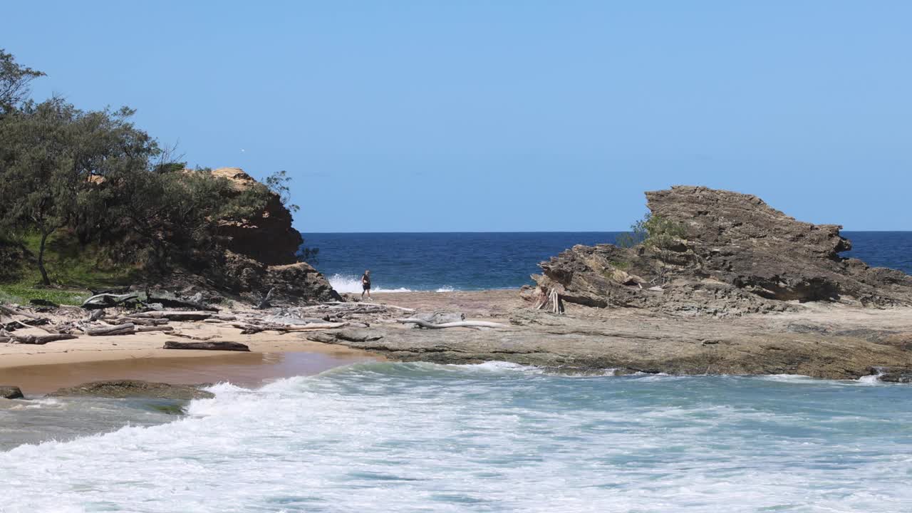 随着时间的推移，宁静的海滩风景视频素材