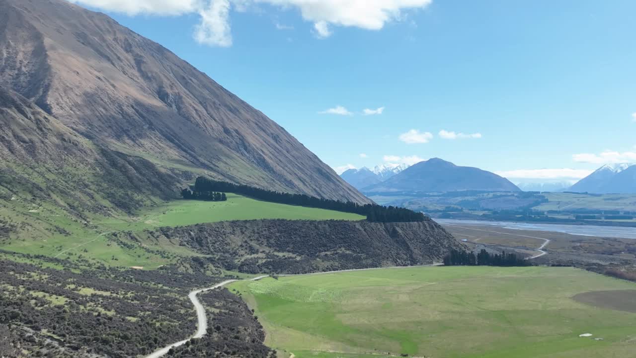 拉凯亚河流经赫特山附近乡村山谷的航拍视频视频下载