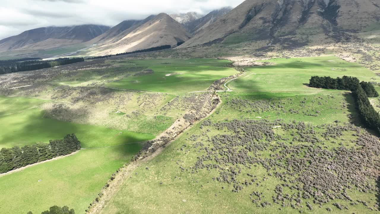 拉凯亚河流经赫特山附近乡村山谷的航拍视频视频下载