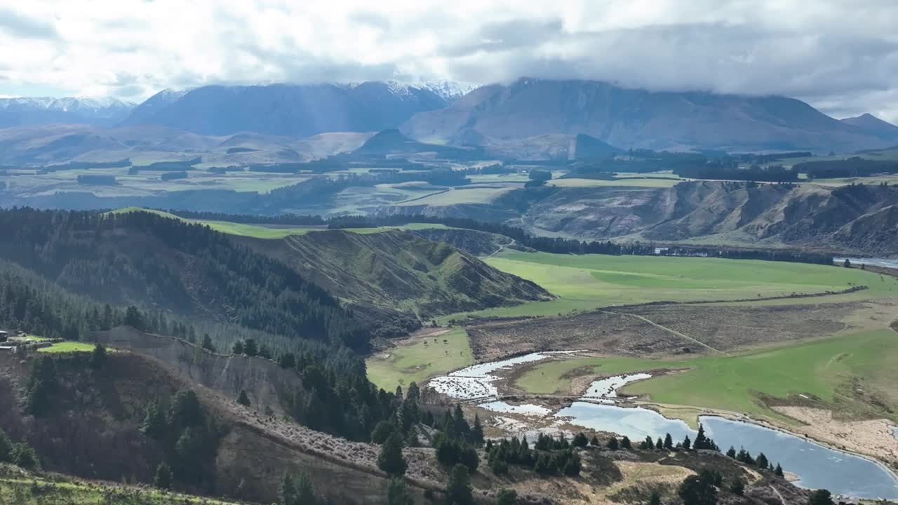 拉凯亚河流经赫特山附近乡村山谷的航拍视频视频下载