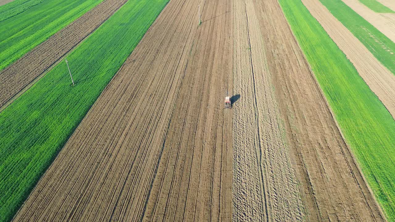 农业用地和拖拉机犁地。视频下载