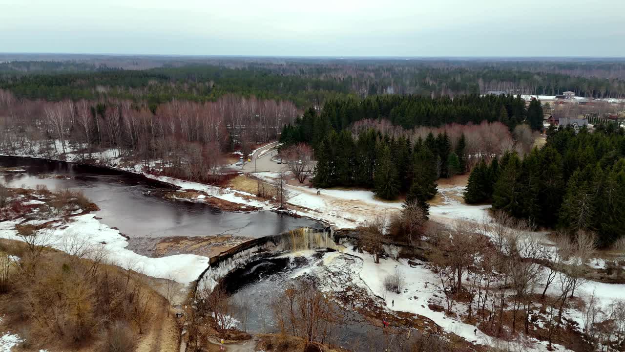 干燥的北欧乡村冬季景观，空中无人机飞森林湖泊自然环境，全景视频素材