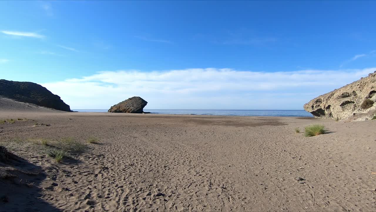 朝蒙苏尔海滩走去视频素材