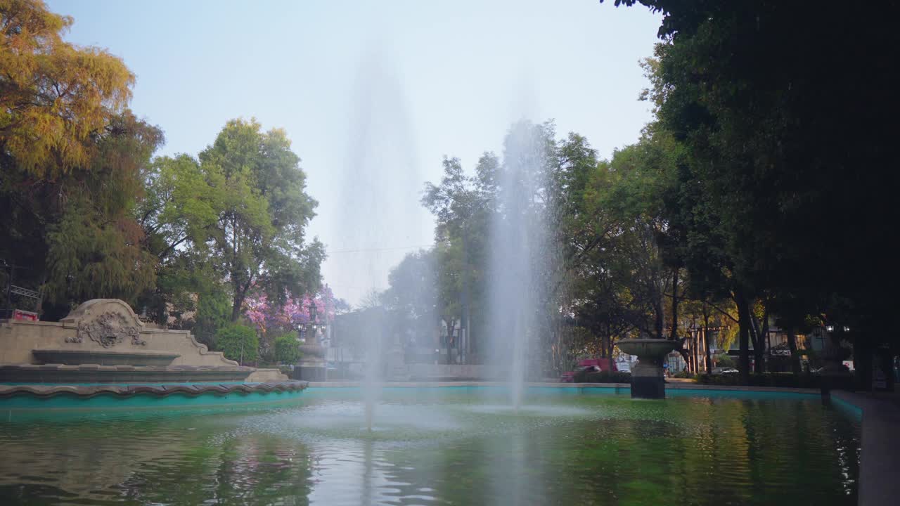 墨西哥城，炎热的夏天，城市喷泉飞溅垫视频素材