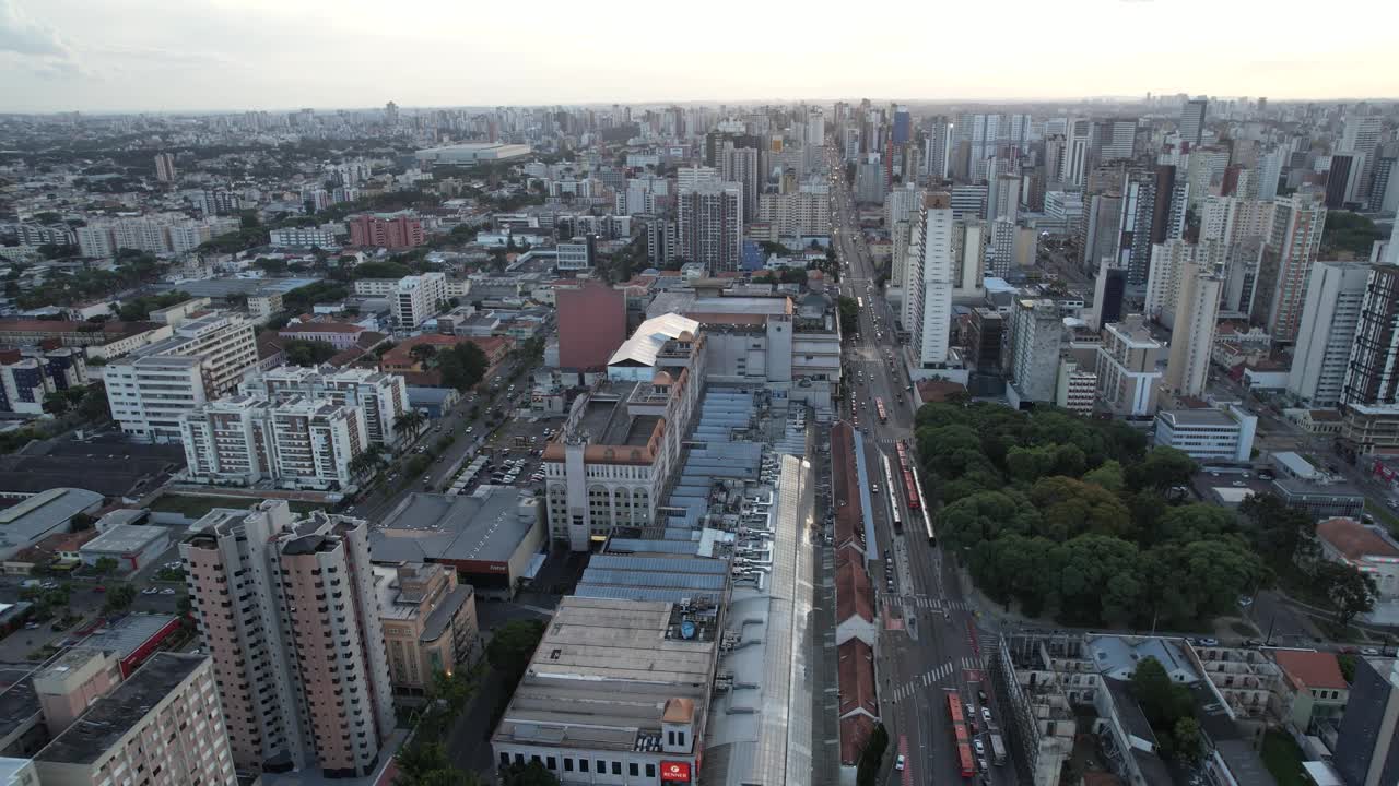 傍晚时分，巴西库里蒂巴市的鸟瞰图视频素材