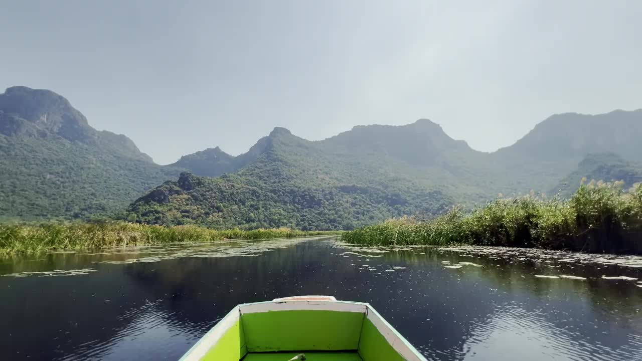 在荷花丛山中乘船游览晨景。泰国Khao Sam Roi Yot国家公园，4K视频视频素材